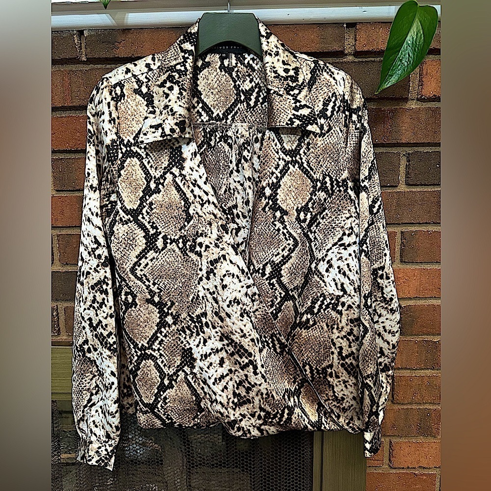 🛍️ endless rose gorgeous wrap style blouse with excellent condition like new.